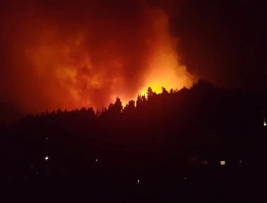 Μάνη: Μεγάλη φωτιά σε εξέλιξη